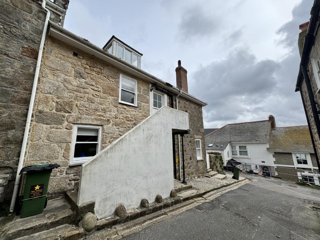Lot: 114 - STUDIO FLAT CLOSE TO BEACHES - Front of the property with steps leading to the front door